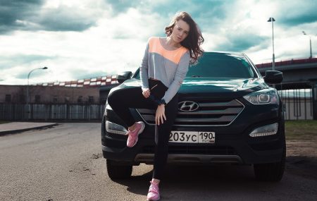 Pantofii sport fac senzație și în moda străzii. Sunt confortabili și versatili, așa că se pot potrivi la ținute casual chic de tot felul. Îi poți potrivi foarte bine cu pantaloni din denim, dar și cu fuste sau rochii pentru un look relaxat și un outfit confortabil, pe care nu-ți mai vine să-l dezbraci. Bineînțeles, […]