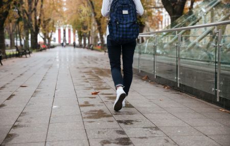 Copii, în curând începe noul an școlar. Distracția de vară se cam termină lăsând locul unei toamne de studiu. Oricum vremea se strică, devine ploioasă, așa că activitățile din clasă sunt binevenite. Părinți, odată cu începerea noului an școlar, va trebui să vă pregătiți copiii cu rechizitele și echipamentele corespunzătoare. Ghiozdanul este esențial, de aceea, […]